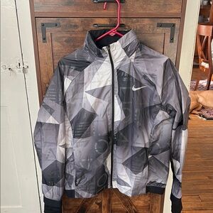 Nike Woman’s Running  Black and Gray Patterned windbreaker.